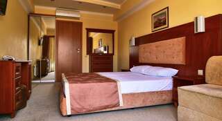 Гостиница Вилла Арго Малореченское Двухместный номер с 1 кроватью или 2 отдельными кроватями, вид на сад-1